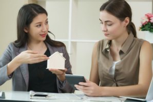 real-estate-agent-financial-adviser-insurance-agent-talks-with-her-client_31965-503